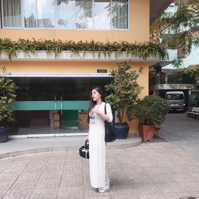 Động lực đi học mỗi ngày: Cô giáo biết 3 ngoại ngữ, chơi 4 nhạc cụ, gợi cảm hết nấc! Động lực đi học mỗi ngày: Cô giáo biết 3 ngoại ngữ, chơi 4 nhạc cụ, gợi cảm hết nấc!